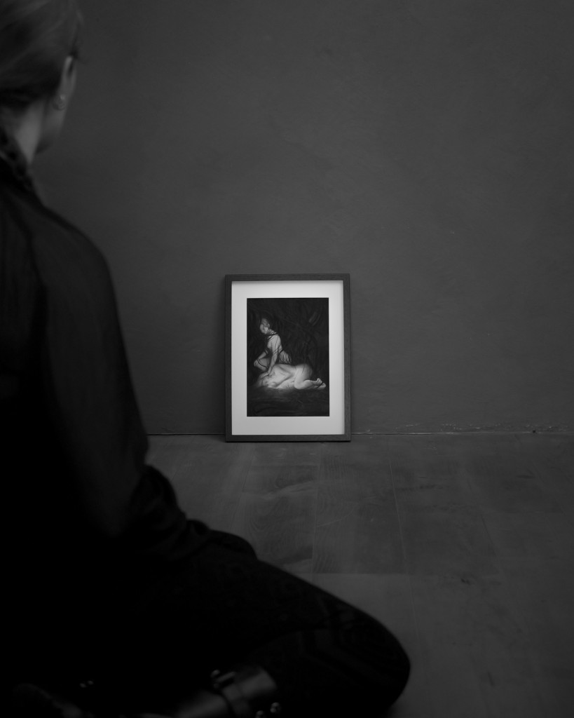 photo atelier d'artiste œuvre encadrée posée au sol noir et blanc