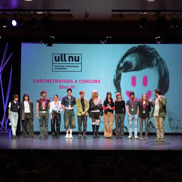 Daphnéa Doto et Antoine Farrudja sur scène au festival Ull Nu en Andorre pour leur film Intra